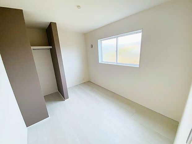 洋室 明るい洋室ではのんびりとお過ごしできます☆ 