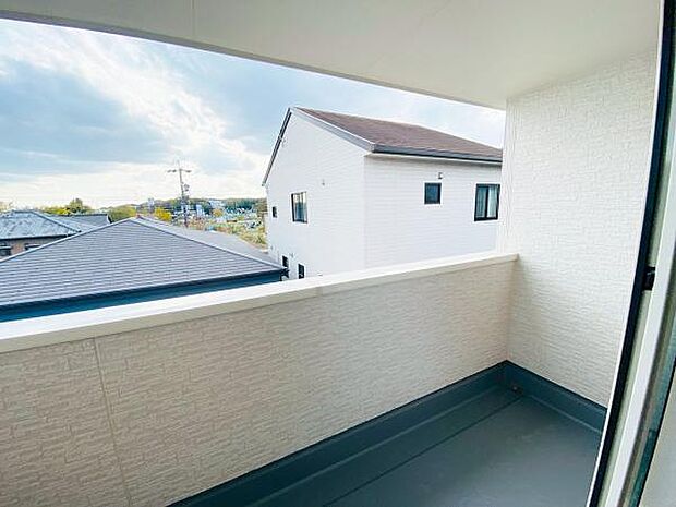 バルコニー 広々としたバルコニーには洗濯物もたくさん干せます