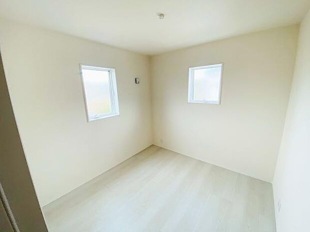 洋室 明るい洋室ではのんびりとお過ごしできます☆ 