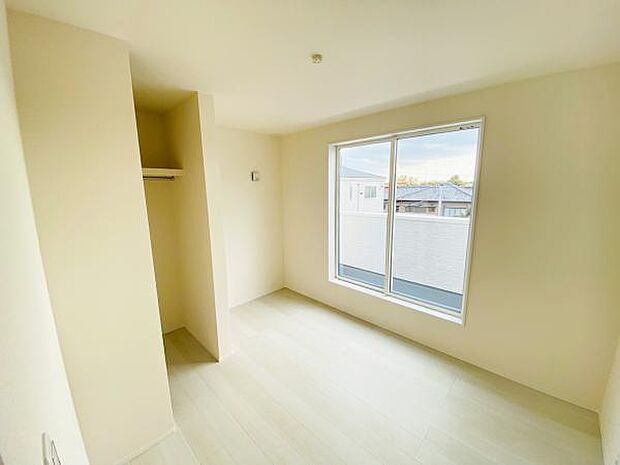 洋室 明るい洋室ではのんびりとお過ごしできます☆ 