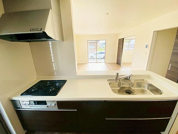 キッチン ダイニングに面した対面式キッチンでは、できたてのお料理がすぐテーブルに出せます