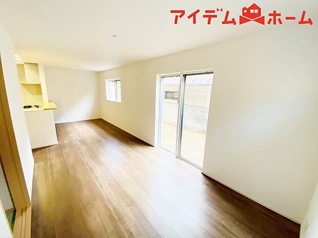 リビング 南向きのため明るい陽射しが射し込みます♪