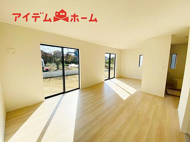 リビング 南向きのため明るい陽射しが射し込みます♪ 