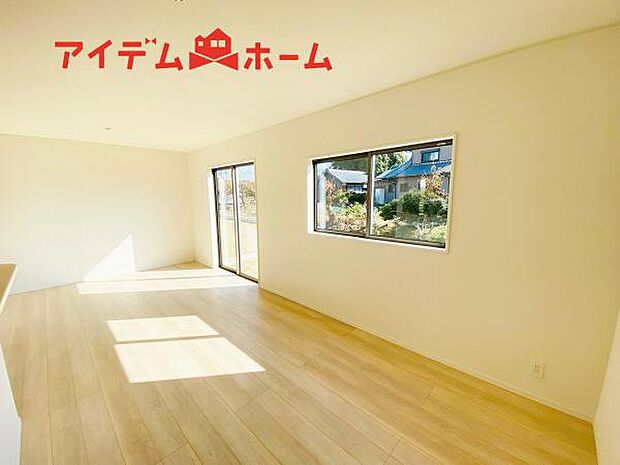 リビング 南向きのため明るい陽射しが射し込みます♪ 