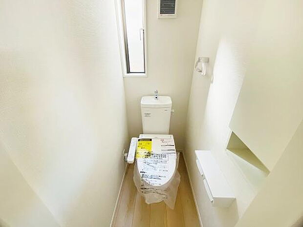 トイレ トイレには快適な温水洗浄便座付き 