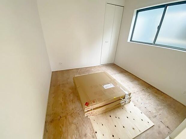 和室 小さなお子さまのいる方におすすめリビング横に和室のあるタイプの間取りです。 