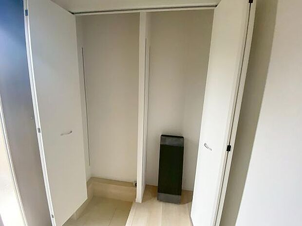 玄関収納 玄関横にシューズボックスがついているので、片付いた玄関がキープできます 