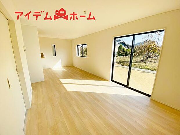 リビング 南向きのため明るい陽射しが射し込みます♪ 