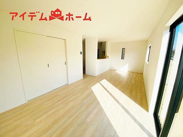 リビング 南向きのため明るい陽射しが射し込みます♪ 