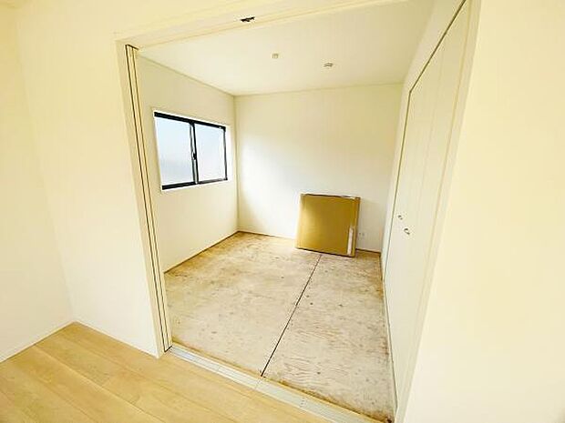 和室 小さなお子さまのいる方におすすめリビング横に和室のあるタイプの間取りです。 