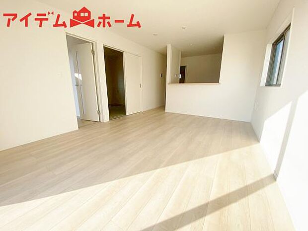 リビング 南向きのため明るい陽射しが射し込みます♪ 