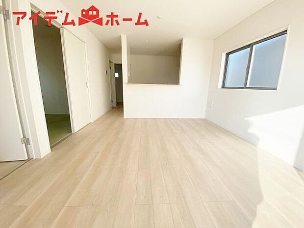 リビング 南向きのため明るい陽射しが射し込みます♪