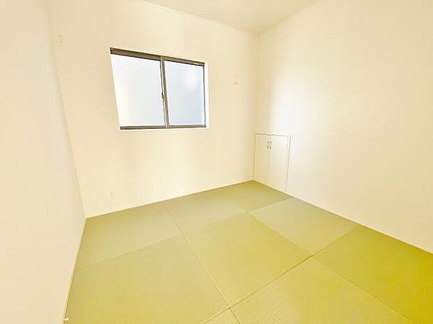 和室 小さなお子さまのいる方におすすめリビング横に和室のあるタイプの間取りです。 