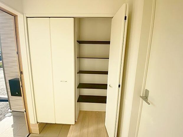 玄関収納 玄関横にシューズボックスがついているので、片付いた玄関がキープできます 