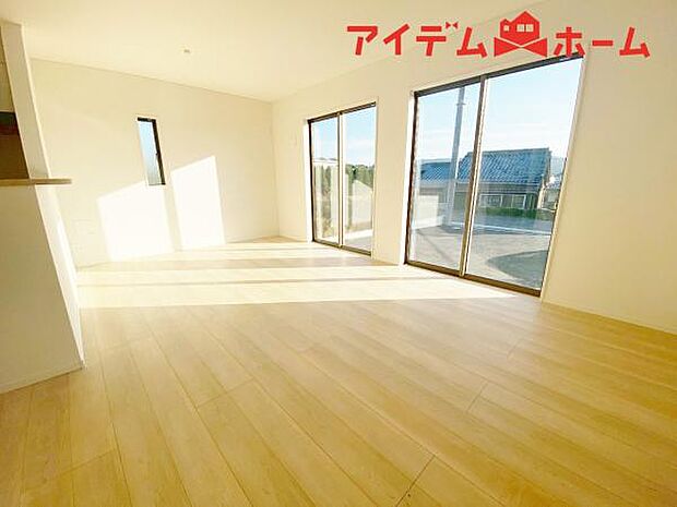 リビング 南向きのため明るい陽射しが射し込みます♪ 