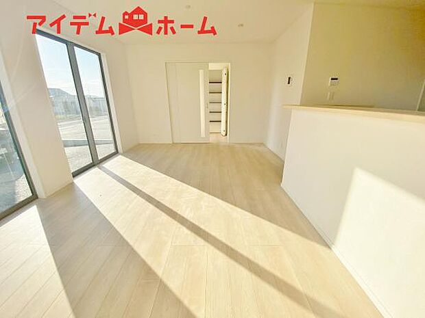 リビング 南向きのため明るい陽射しが射し込みます♪ 