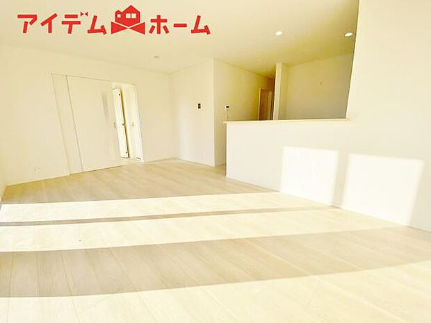 リビング 南向きのため明るい陽射しが射し込みます♪ 