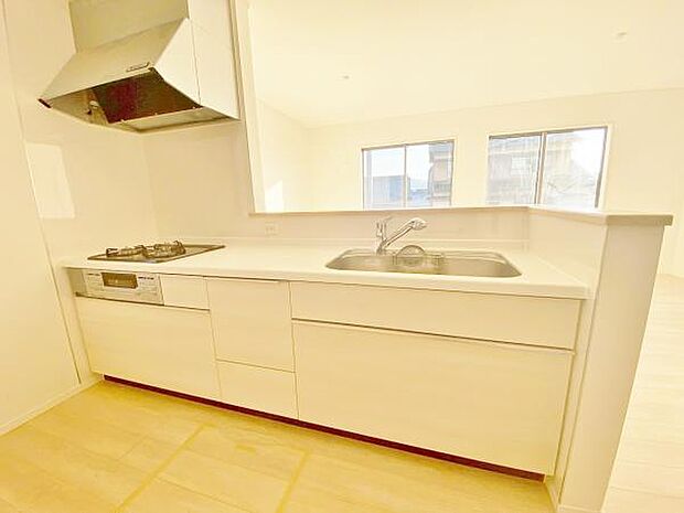 キッチン ダイニングに面した対面式キッチンでは、できたてのお料理がすぐテーブルに出せます 