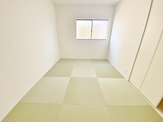 和室 小さなお子さまのいる方におすすめリビング横に和室のあるタイプの間取りです。 