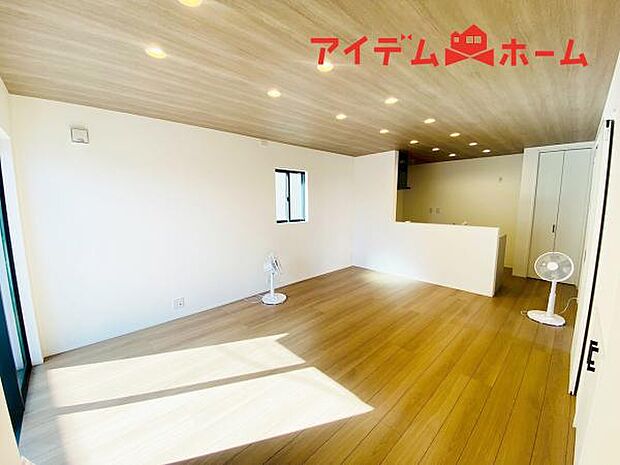 リビング 南向きのため明るい陽射しが射し込みます♪