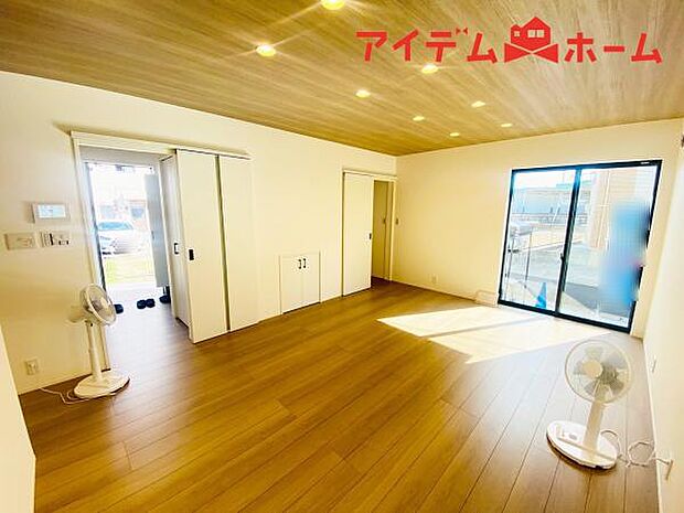 リビング 南向きのため明るい陽射しが射し込みます♪