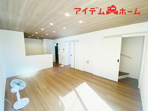 リビング 南向きのため明るい陽射しが射し込みます♪ 