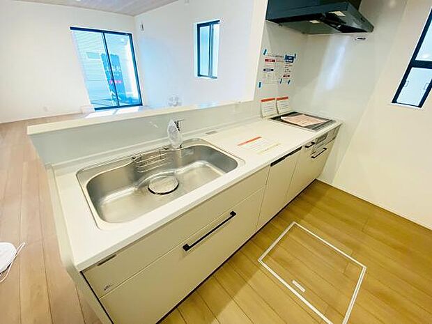 キッチン ダイニングに面した対面式キッチンでは、できたてのお料理がすぐテーブルに出せます