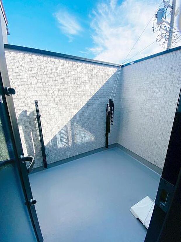 バルコニー 広々としたバルコニーには洗濯物もたくさん干せます 