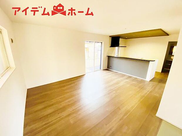 リビング 南向きのため明るい陽射しが射し込みます♪ 