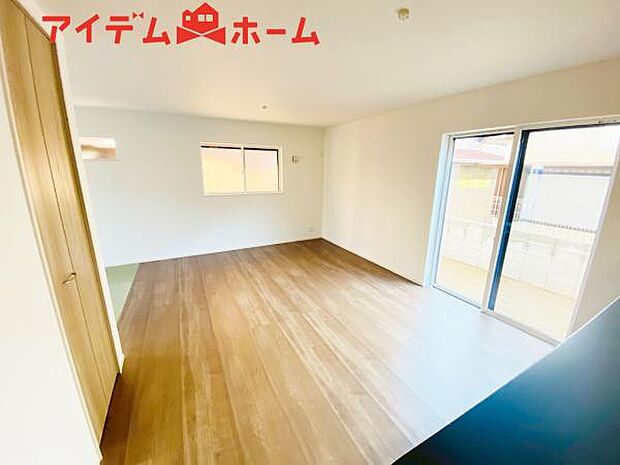 リビング 南向きのため明るい陽射しが射し込みます♪ 