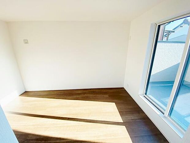 洋室 明るい洋室ではのんびりとお過ごしできます☆ 