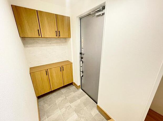 物で溢れがちな玄関も、たっぷり収納可能な玄関収納でスッキリ快適♪