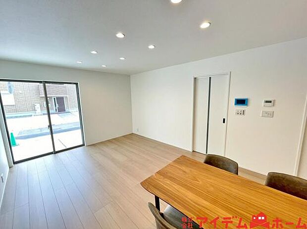 南側から明るい日差しをたっぷり取り込めるリビングです♪