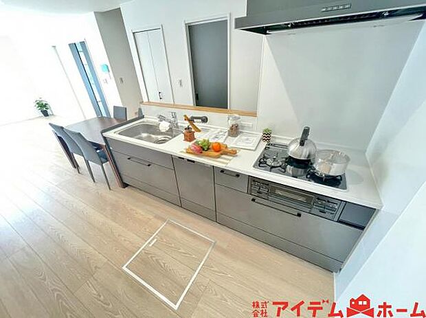 料理をしながら会話が楽しめる対面キッチンリビングで遊ぶお子様の様子も見えるので安心です♪