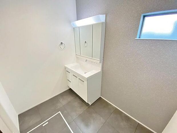 暮らしを快適に変える、シャワー付き洗面化粧台♪