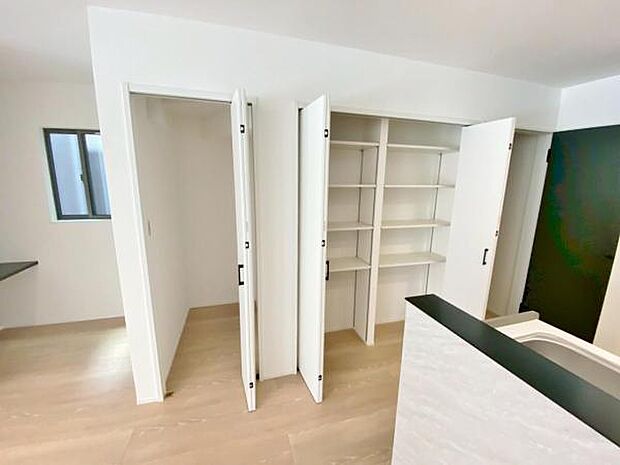 食品の保管に便利なキッチンパントリー完備棚付きでスッキリと片付けられます