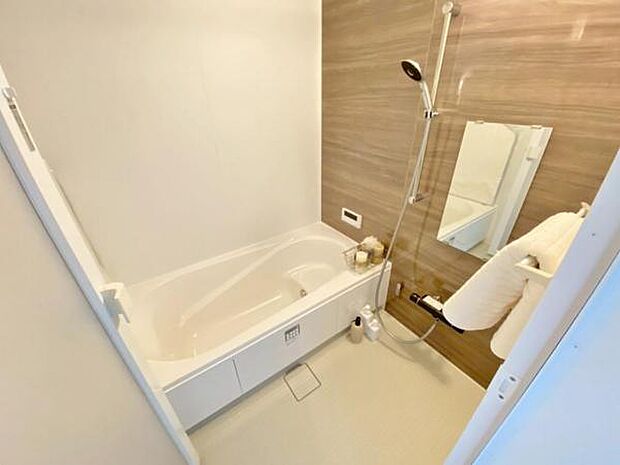 足を伸ばしてゆったりとリラックスできる広々バスタブ♪親子のコミュニケーションもとれます