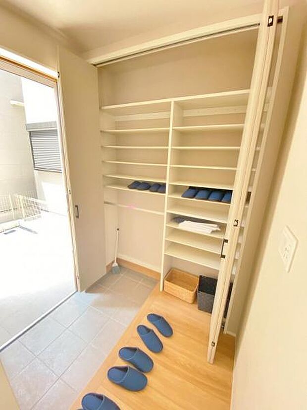 物で溢れがちな玄関も、たっぷり収納可能な玄関収納でスッキリ快適♪