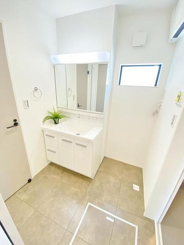 暮らしを快適に変える、シャワー付き洗面化粧台♪