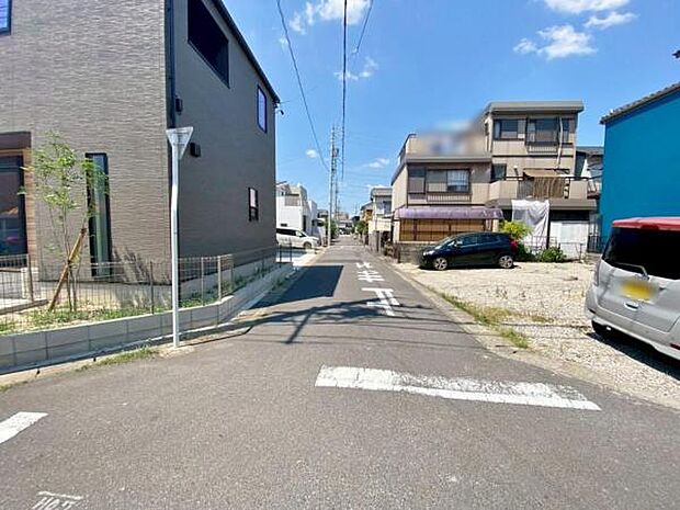 現地（2025年8月）撮影 東側道路 休日、平日問わずお気軽にお問合せくださいませ。