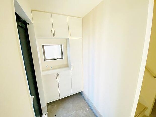 玄関収納 玄関横にシューズボックスがついているので、片付いた玄関がキープできます 