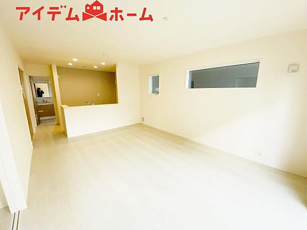 リビング 南向きのため明るい陽射しが射し込みます♪