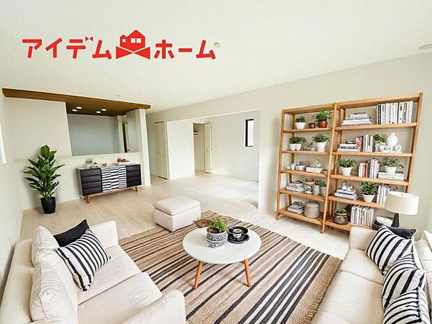 リビング 南向きのため明るい陽射しが射し込みます♪