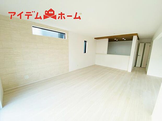 リビング 南向きのため明るい陽射しが射し込みます♪