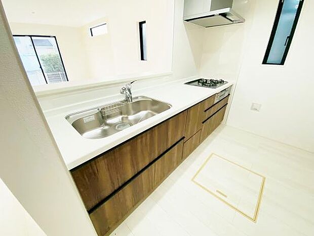 キッチン ダイニングに面した対面式キッチンでは、できたてのお料理がすぐテーブルに出せます