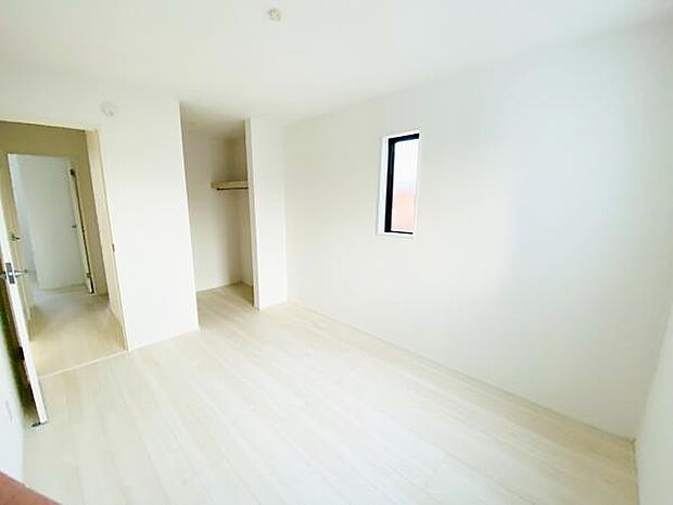 洋室 明るい洋室ではのんびりとお過ごしできます☆ 