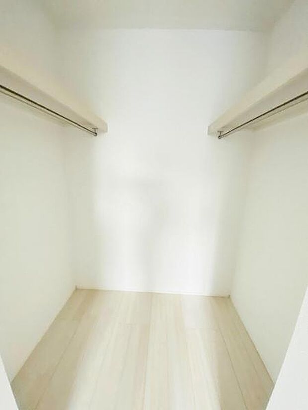 スーツケースなど大きなものからバッグや帽子など小物類も保管できます。