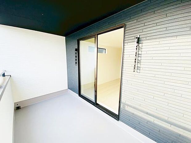 バルコニー 広々としたバルコニーには洗濯物もたくさん干せます 