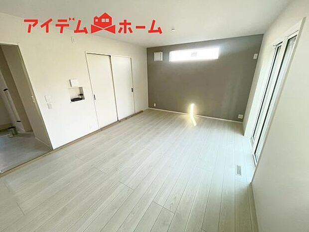 リビング 南向きのため明るい陽射しが射し込みます♪