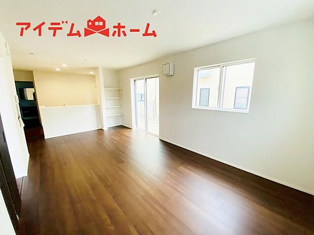 リビング 南向きのため明るい陽射しが射し込みます♪